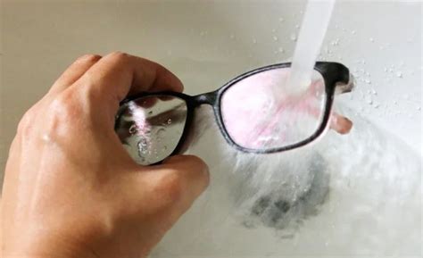 tvätta glasögon hemma
